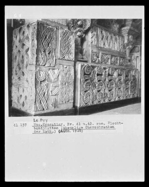 Fragment einer Chorschranke mit Flechtbandplatten