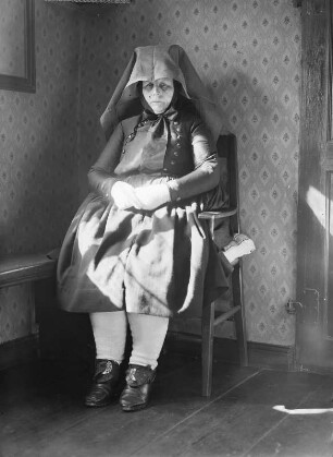 Frau in Tracht (Sammlung Richard Wegner 1869/1931)
