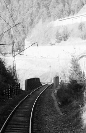 Sonderfahrt mit IC nach Titisee; Straßenstützen an der Ravennabrücke