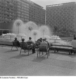 Wasserspiel mit Pusteblumen (Kugelbrunnen) : Dresden. Sich Ausruhende am Brunnenrand der Wasserspiele "Pusteblumen"