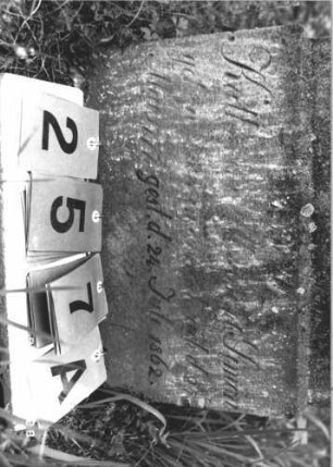 Grabstein 257 (Index: 100106941) Material: Sandstein Zustand: verwittert, am Sockel Textverlust, Lettern teilwiese falsch nachgezogen Maße HxBxT: 106x46x11 cm Beschreibung: Stele mit geschwungenem Bogenabschluß, in Voluten auslaufend Symbolik: floral: Grabstein 257A