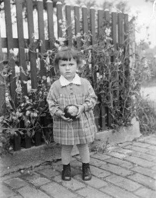 Mittelsachsen, Kinderportrait : Mittelsachsen. Mädchen mit Ball