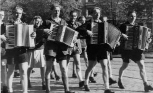 8. Sozialistischer Jugendtag vom 11.-13. August 1951 in Hamburg. Jugendliche ziehen singend und musizierend durch die Straßen