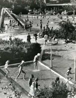 Hamburg-Ohlsdorf. Freibad. Für die Hamburger ein Ort der Erholung. Die Bade- bzw. Schwimmbecken sind gut besucht.