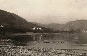 Böhmisches Mittelgebirge (České středohoří). Elbtal bei Sebusein (Sebuzín), Wohnhäuser von Zirkowitz (links) und Dubitzer Kirchlein (Dubický kostelik, Hintergrund)