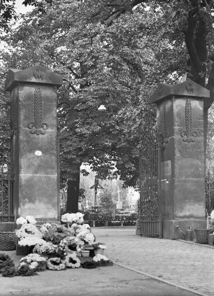 Trinitatisfriedhof : Dresden. Trinitatisfriedhof. Eingang (Pfeiler von Thormeyer)