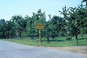 Ortsschild und Obstwiese