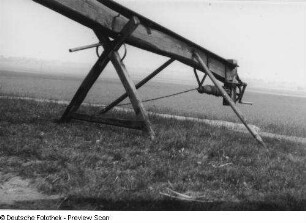 Holzhausen. Bockwindmühle, Detail: Sterz mit Handwinde in festgestelltem Zustand mit Schrick und zwei Zusatzstangen