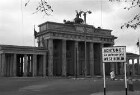 Berlin: Brandenburger Tor vom Tiergarten; schräg mit einem Pärchen