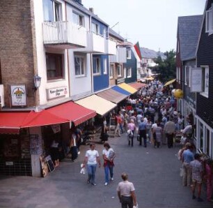 Helgoland, Unterland : Helgoland. Unterland mit dem zollfreien Einkaufszentrum am Hafen