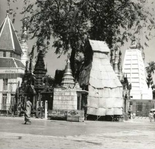 Myanmar (Burma), Rangoon (Rangun). Vor der Shwe-Dagon-Pagode (14. Jahrhundert)