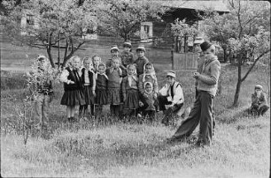 Rumänien. Maramures. Kinder in Trachten auf einem Friedhof