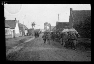 Bertincourt (Dep. Pas-de-Calais, Frankreich): Pferdegespanne mit Leiterwägen auf einer unbefestigten Ortsstraße (Rückansicht)