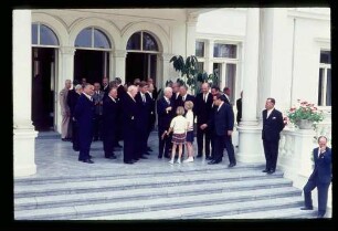 Bei Lübke/auf Freitreppe Kennedy, Lübke, Adenauer, Kinder u.a.
