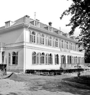 Victor-Gollancz-Haus für Jugendarbeit [ehemalige Villa Dobbertin]: Goetheallee: Fortbildungs- und Begegnungsstätte der Jugendbehörde Hamburg vor Fertigstellung nach Umbau: vorn unbefestigter Weg: dahinter Mitte Stapel mit Dachpfannen und Gehwegplatten