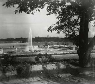 Leipzig, Palmengarten : Leipzig. Palmengarten am Elsterbecken. Ansicht mit Springbrunnen