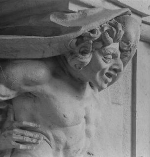 Konsole mit tanzendem Faun : Konsole mit tanzendem Faun. Sandstein (1714/1718; Werkstatt Balthasar Permoser / um 1954 Kopie). Dresden-Altstadt, Zwinger, Bogengalerie