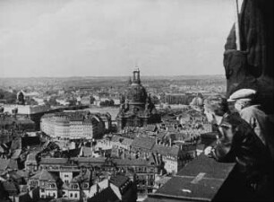 Blick vom Rathausturm zum Neumarkt mit Frauenkirche (Szene aus dem Dokumentarfilm "Fahrende Stadt)