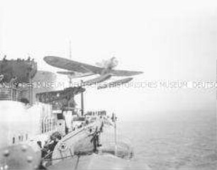 Menschenmenge an Bord des Hochseepassagierdampfers "Bremen" beobachtet den Start des Katapultflugzeugs HE 12 D-1717