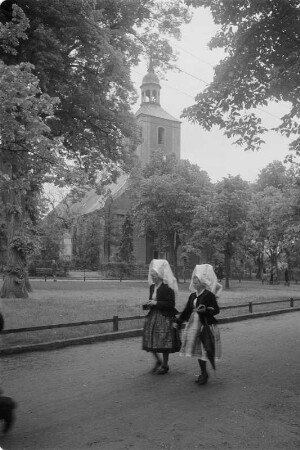 Spreewald: Kirchgang in Burg : Kemšichód w Bórkowach