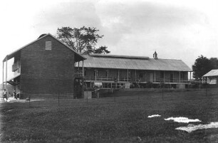 "Front des einen Flügels des Eingeborenen Hospitals, Old Calabar" (OT)