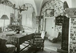 Schloss Lauenstein, Inneres. Wohnraum mit Konsolköpfen von Michael Schwenke