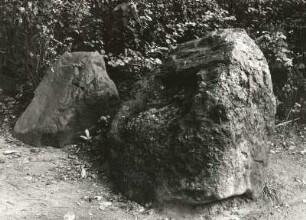 Leipziger Tieflandsbucht. Zusammengetragene Findlinge am Marienbrunnen in Leipzig, westlich des Völkerschlachtdenkmals