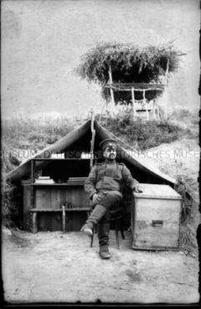Offizier vor einem Zelt, 1. Weltkrieg