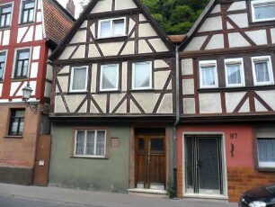 Stadtbild - Hauptstraße 85 und 87 mit giebelständigen Fachwerkhäusern im Fischerviertel in Übersicht