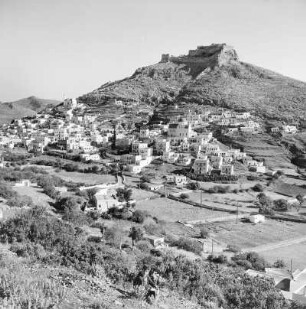 Griechenland. Insel Leros. Agia. Marina. Ansicht von Platanos mit dem Ortsteil Christos. Blick zur Burg (7. Jahrhundert)