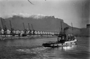 Hafen von Kapstadt : Schlepper im Hafen von Kapstadt. Links die Kaianlage des Hafens. Im Hintergrund der Tafelberg.