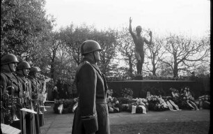 Totengedenkfeier des Volksbunds Deutsche Kriegsgräberfürsorge auf dem Karlsruher Hauptfriedhof am Volkstrauertag.