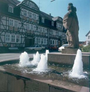 Herbstein. Rathaus und Jakobsbrunnen