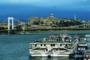 Budapest - Elisabethbrücke : Elisabethbrücke und Burgberg. Aufgenommen in Budapest 2001