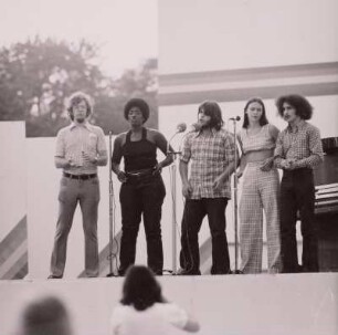 Auftritt einer Gesangsgruppe zu den X. Weltfestspielen : Auftritt einer Gesangsgruppe zu den X. Weltfestspiele der Jugend und Studenten vom 28. Juli bis 5. August 1973 in Berlin