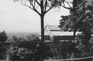Kirche und Landschaft : Blick auf ein Kirchengebäude