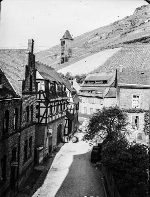 Gasse : Blick entlang einer Gasse durch Bacharach, am Hang Weinanbau