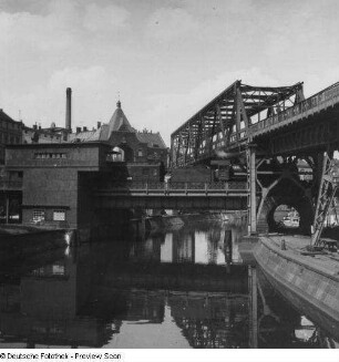 Berlin-Kreuzberg. Stahlbrücken für Reichs- und U-Bahn in zwei Ebenen über den Landwehrkanal