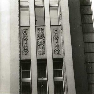 Cottbus, Spremberger Straße 42/43. Wohn-und Geschäftshaus (ehem. Verlagshaus "Cottbuser Anzeiger", um 1905/10). Fenster-und Brüstungsfelder (1. u. 2. OG)