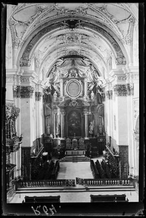 Österreich, Linz. Jesuitenkirche zum Heiligen Ignatius, Inneres zum Altar
