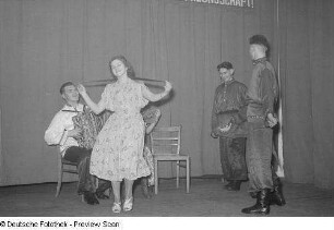 Tanzende einer Kulturveranstaltung der HO Industriewaren Leipzig-Stadt im Rahmen des Monats der Deutsch-Sowjetischen Freundschaft