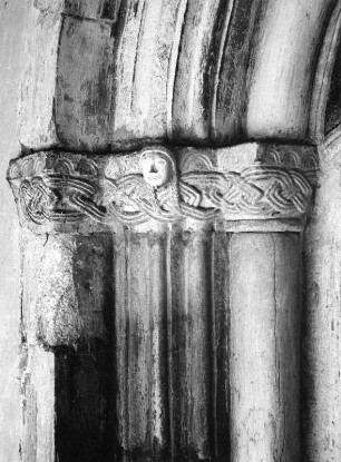 Weitensfeld-Flattnitz-Zweinitz. Pfarrkirche Sankt Ägidius. Westportal (1201/1300). Kapitell