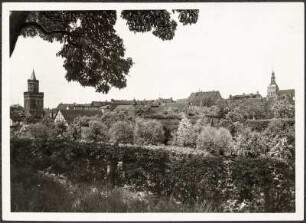 Pyritz (Pyrzyce/Polen). Stadtansicht mit Blick vom Südwall auf die Stadtmauer