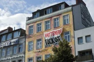 Die Hafenstraße ist ein Begriff für die als besetzte Häuser der St.Pauli-Hafenstraße und Bernhard-Nocht-Straße bekannten Häuser in St. Pauli, Hamburg. Die Hafenstraße wurde zum Symbol des „Widerstandes gegen den Staat“. 08.2009