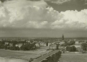 Dresden. Blick vom Turm des Ständehauses über die Augustusbrücke zur Neustadt mit Blockhaus und Dreikönigskirche