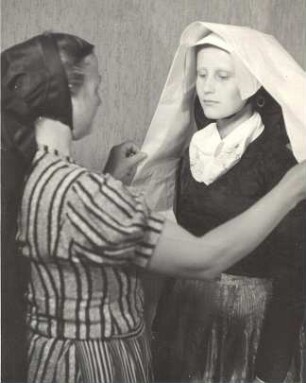 Festliche Kirchgangstracht aus Nebelschütz : Kleidung - katholische Tracht. Ort: Njebjelčicy / Nebelschütz. Beim Anlegen des weißleinenen Kopftuches (sorbisch: płachćička) (an großen kirchlichen Festtagen)