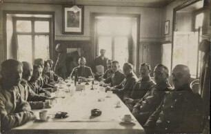 [Soldaten am Kaffeetisch]