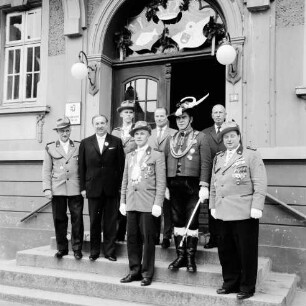 Schützenfest: Veranstalter Schützenverein Reinfeld und Umgebung von 1954 e.V.: Umzug: Paul-von-Schoenaich-Straße: Rathaustreppe: Schützenkönig Gustav Adolf Kummerfeld, sein zweiter Ritter Kurt Höhmeier, Jungschützenkönig Hargen Rohde, Vorsitzender des Schützenvereins Eugen Richter, Bürgermeister Richard Hingst, stellvertretender Bürgervorsteher Edgar Keiselt, Stadtamtmann Reese und Leutnant der Tiroler Schützen der Schützenkompanie Wilten (bei Innsbruck) Ludwig Koll erwarten den Zug, 9. September 1962