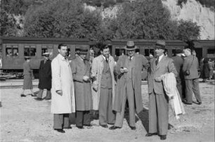 Reisefotos Griechenland. Zugaufenthalt vor einem Gebirge. Ansicht mit ausgestiegenen Reisenden
