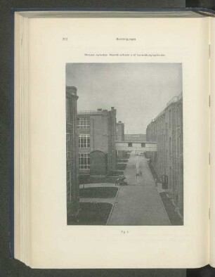 Strasse zwischen Maschinenhalle und Verwaltungsgebäude.